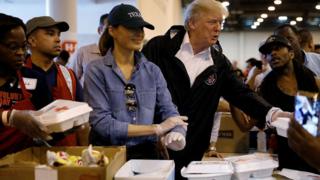 Президент Трамп и первая леди Мелания Трамп помогают волонтерам раздавать еду в центре помощи в Хьюстоне, штат Техас, 2 сентября 2017 г.