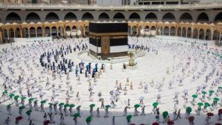 Los peregrinos musulmanes mantienen el distanciamiento social mientras rodean la Kaaba en la Gran Mezquita durante la peregrinación anual del Haj, el 29 de julio de 2020