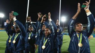 Jogadores de Fiji desfilam com a primeira medalha do país em 60 anos de participação olímpica