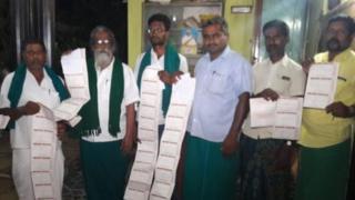 ট্রেনের টিকিট হাতে কৃষক নেতারা