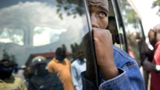 Abahoze ari abarwanyi ba FDLR bashize ibirwanisho hasi bariko baregeranirizwa hamwe
