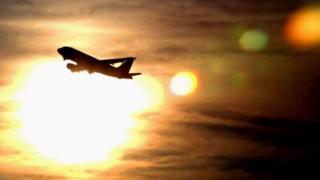 Avión en el cielo durante un atardecer