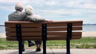 Pareja de gente adulta mayor.
