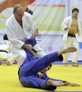 Putin-taking-part-in-a-judo-training-session.