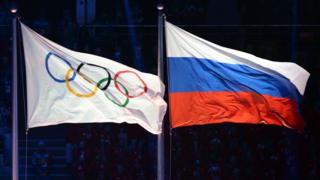 2014年索契冬奥会上的俄罗斯国旗和奥运五环旗帜