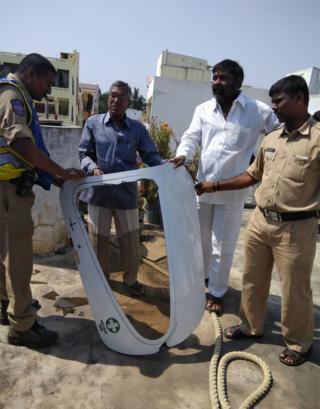 ఊడిపడిన విమానం తలుపు