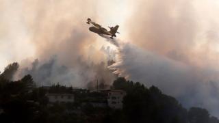 Пожарный самолет пытается потушить лесной пожар близ Ниццы