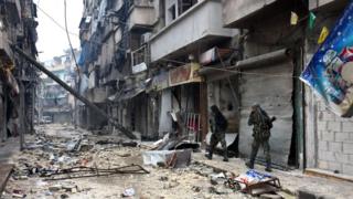عناصر من القوات السورية الحكومية في شرق حلب