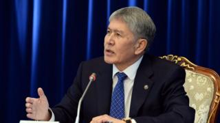 Президент Алмазбек Атамбаев маалымат жыйынында айрым саясатчылардын дарегине сын айтты
