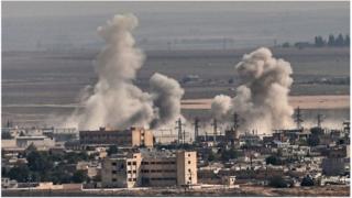 أعمدة الدخان نتيجة القصف التركي على بلدات في شمالي سوريا