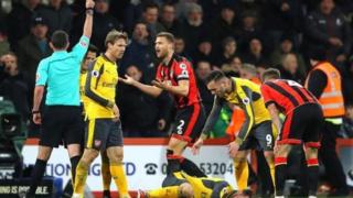 Alkalin wasa Michael Oliver, yana ba wa Francis jan kati