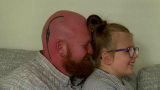 Gareth Hickenbottom-Marriott, con el tatuaje, y su hija Briar.
