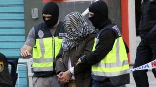 Spain breaks up 'IS jihadist cell' - BBC News