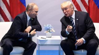 Vladimir Putin hablando con Donald Trump.