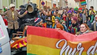 Протестующие против нацистов в Острице