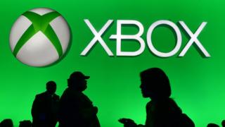 Microsoft no está dispuesta a que su consola Xbox se quede por detrás de la PlayStation de Sony y acaba de anunciar dos nuevas versiones con las que quiere plantarle cara a su competidor.