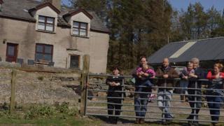 Teulu Mary Williams ar fferm Rhwngddwyafon