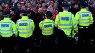 Abapolisi bakoze umurongo bazibira abafana ba Cologne ku kibuga Emirates Stadium