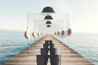 Composição surreal com espelhos