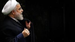 به گزارش رسانههای دولتی ایران حسن روحانی در جلسه با تیم اقتصادی خود قانع شده که "خرید و فروش توافقی ارز میان صادر کننده و وارد کننده عملیاتی شود."