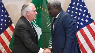 Minisita fun ọrọ ilẹ okeere lorilẹede Amẹrika, Ọgbẹni Rex Tillerson ati alaga ajọ isọkan Afirika n ki ara wọn