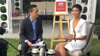 H'Hen Niê giao lưu trực tuyến trong chương trình Facebook Live của BBC Tiếng Việt sáng 18/12
