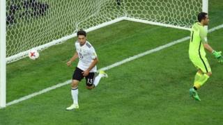 Lars Stindl kenan a lokacin da ya zura kwallo a ragar Chile da Claudio Bravo ke tsaro