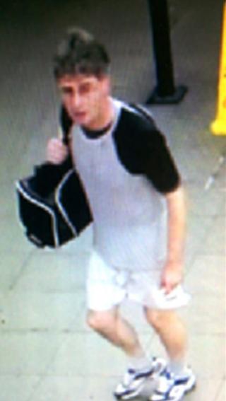 Hunt for train 'flasher' wearing shorts - BBC News