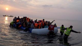 Mart ayında çekilen bu fotoğrafta şişme botla Ege'yi geçen göçmenler Midilli Adası'na varırken görülüyor.