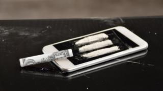 cocaína sobre teléfono móvil