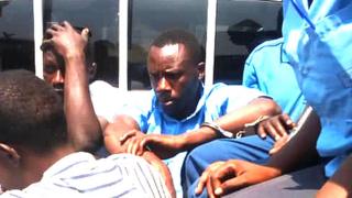 Benjamin Manirambona ajanywe n'abapolisi nyuma yo gufatwa ariko arakora ikibazo nk'umunyeshure