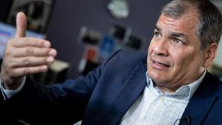 El expresidente de Ecuador rechazó la decisión del gobierno de su país de revocar el asilo a Julian Assange, que fue capturado este jueves en Londres.