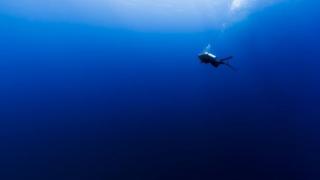 Mergulhador em oceano azul