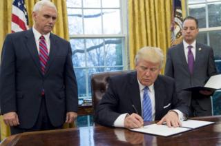 Ông Trump ký ba sắc lệnh trong ngày đầu tiên ở cương vị Tổng thống Mỹ