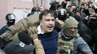 Саакашвілі силоміць вивели з будинку