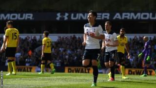 Mchezaji wa Tottenham Son Heung akisherehekea baada ya kuifungia timu yake mabao mawili dhidi ya Watford