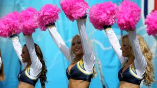La prestation des pompoms girls de Miami Dolphins lors du match face à San Diego Chargers.