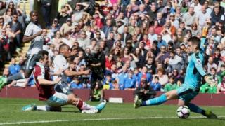 Anthony Martial a yayin da yake zura kwallo ragar Burnley
