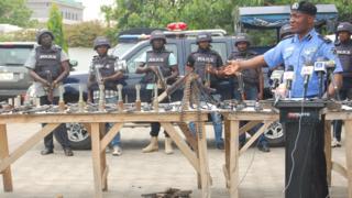Jimoh Moshood dịka ọ na-egosị ngwaagha ndị akpachiri