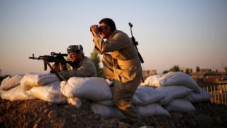 Kurdish Peshmerga fighters observe the front line with Islamic State, in Gwar, northern Iraq September 23, 2014.