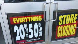 Tienda Sears con carteles de cierre.