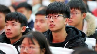 Personas chinas congregadas