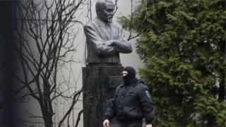 Спецназ во дворе музея
