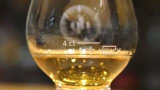 Una medida de la botella de whisky Macallan de 1878. (Foto: Sandro Bernasconi)
