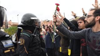 Policía y manifestantes