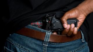 Un hombre con un arma