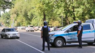 Сотрудники полиции во время спецоперации в центре Алма-АТы