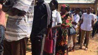 Bamwe mu bategereje gutorera kuri bimwe mu biro by'itora byo mu ntara y'amajyepfo
