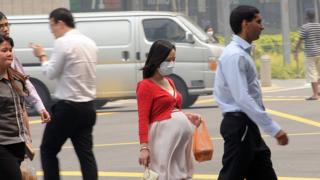 Mujer embarazada con máscara