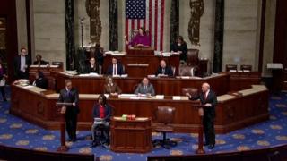 弾劾決議の採決前に激しく議論する米下院の与野党議員(18日、ワシントン)